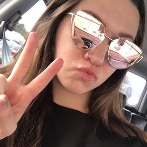 Meet your Posher, Emily